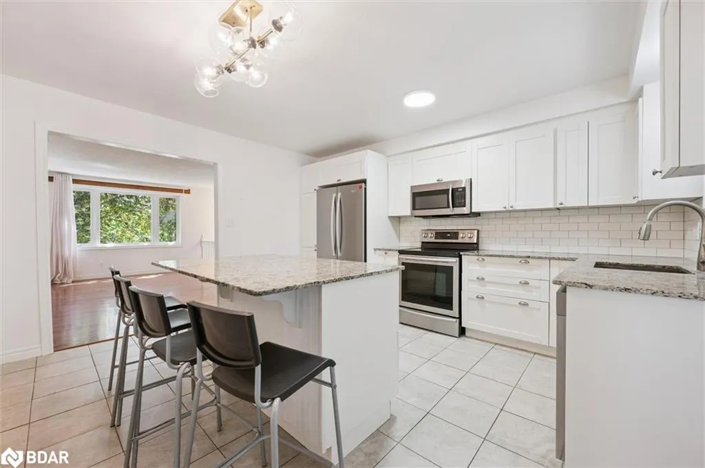77 Pinemeadow Crescent