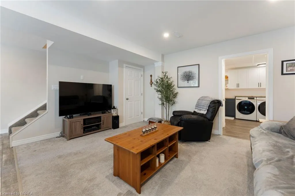 182 Governor's Road E