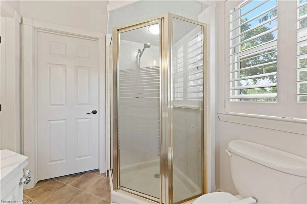 182 Governor's Road E