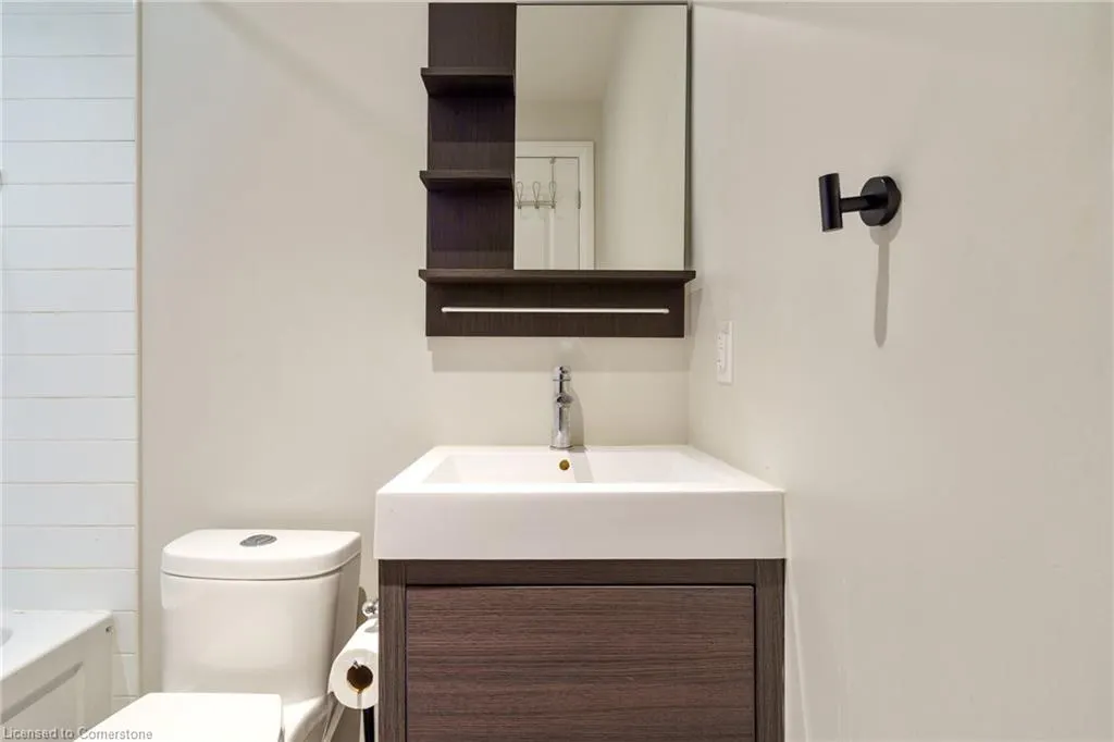 2 King Street W, #208