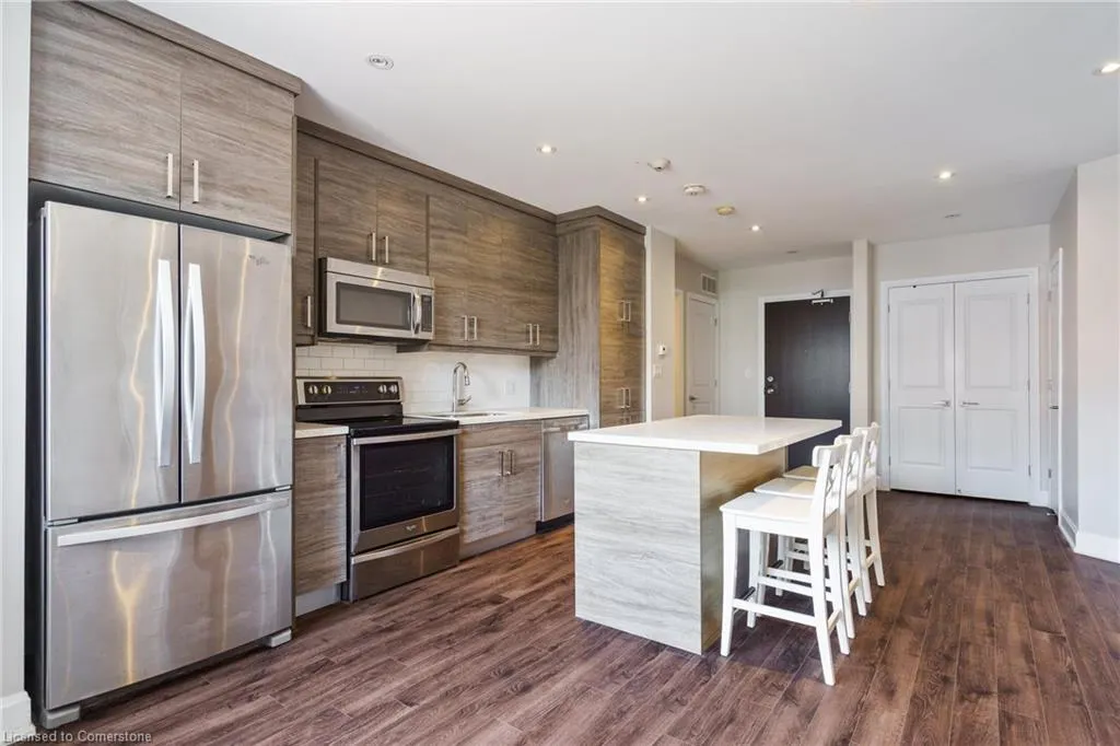 2 King Street W, #208