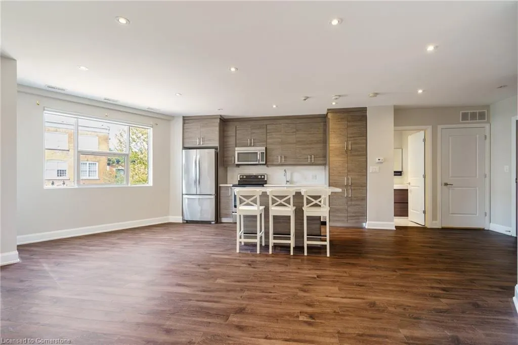 2 King Street W, #208
