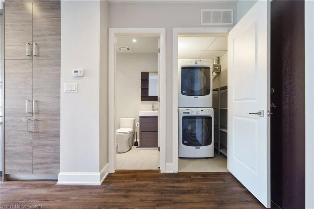 2 King Street W, #208