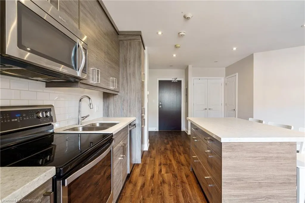 2 King Street W, #208