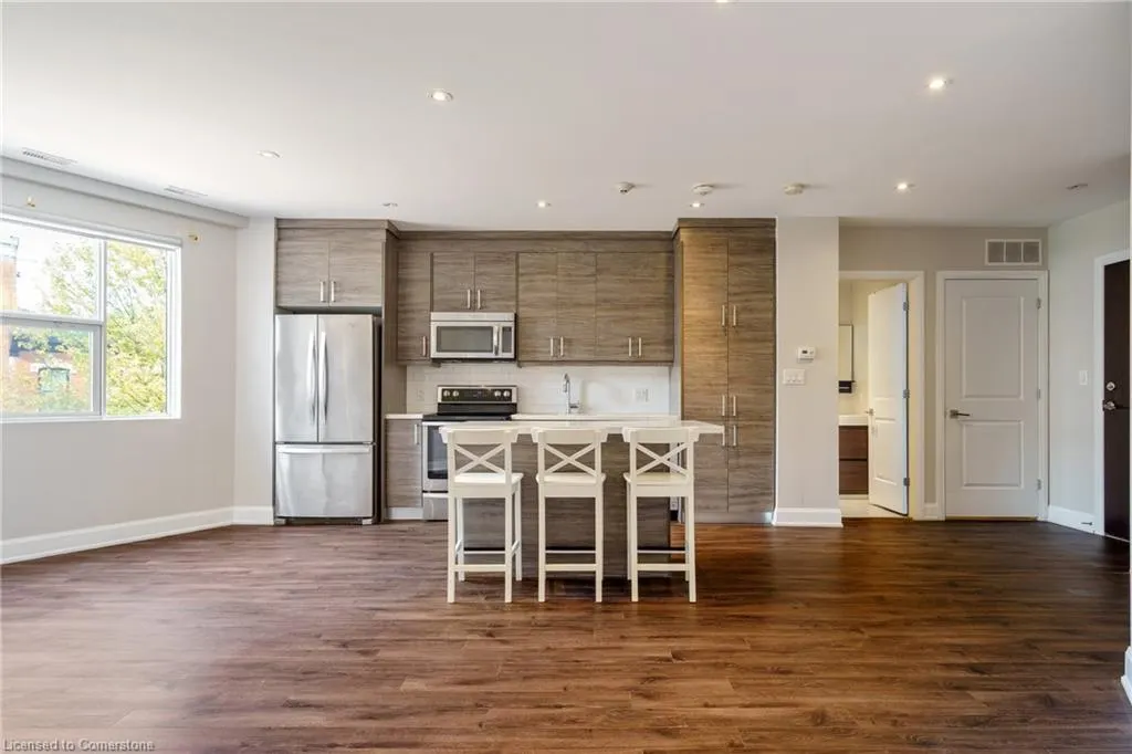 2 King Street W, #208