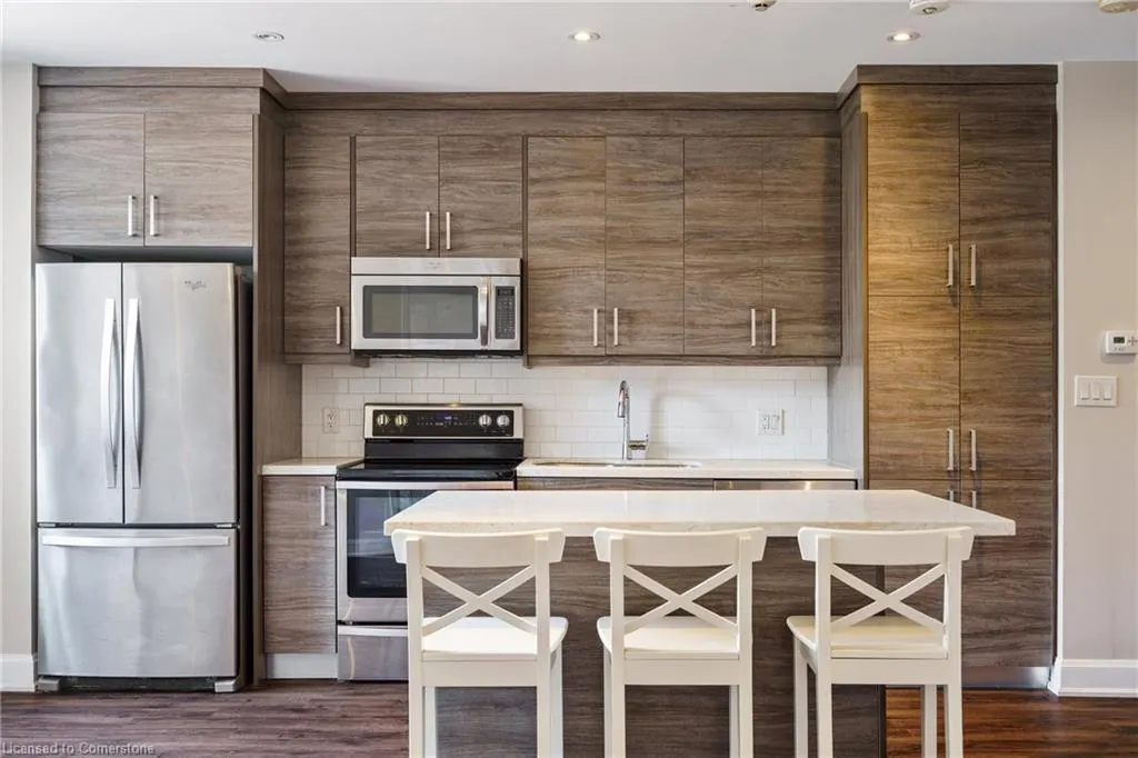 2 King Street W, #208