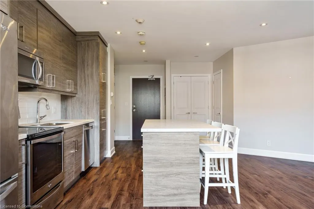 2 King Street W, #208