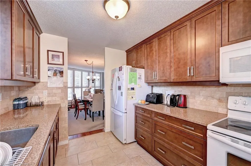 24 Marilyn Drive N, #401