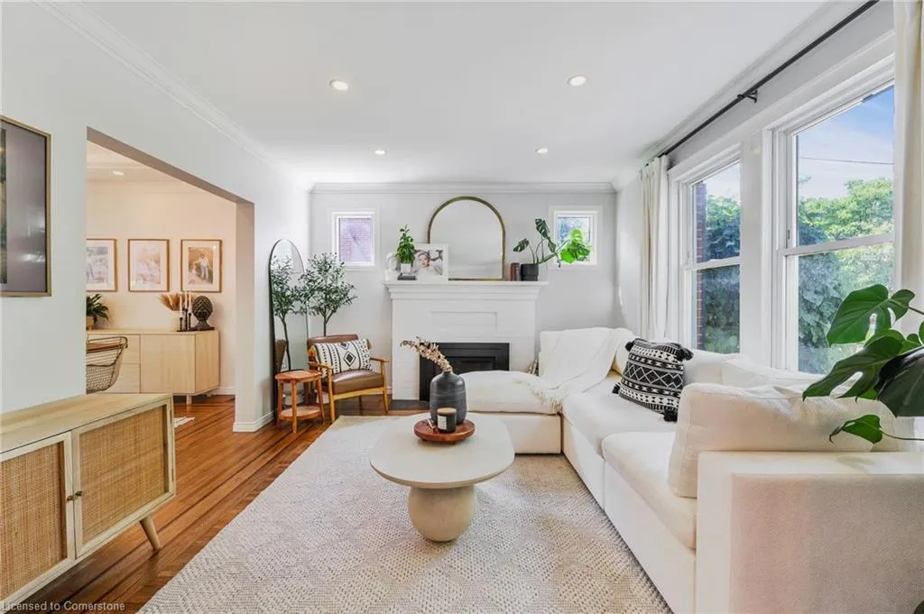32 Mountain Park Avenue