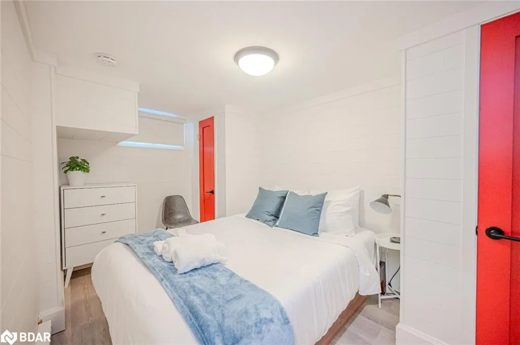 54 Sophia Street E, #Lower