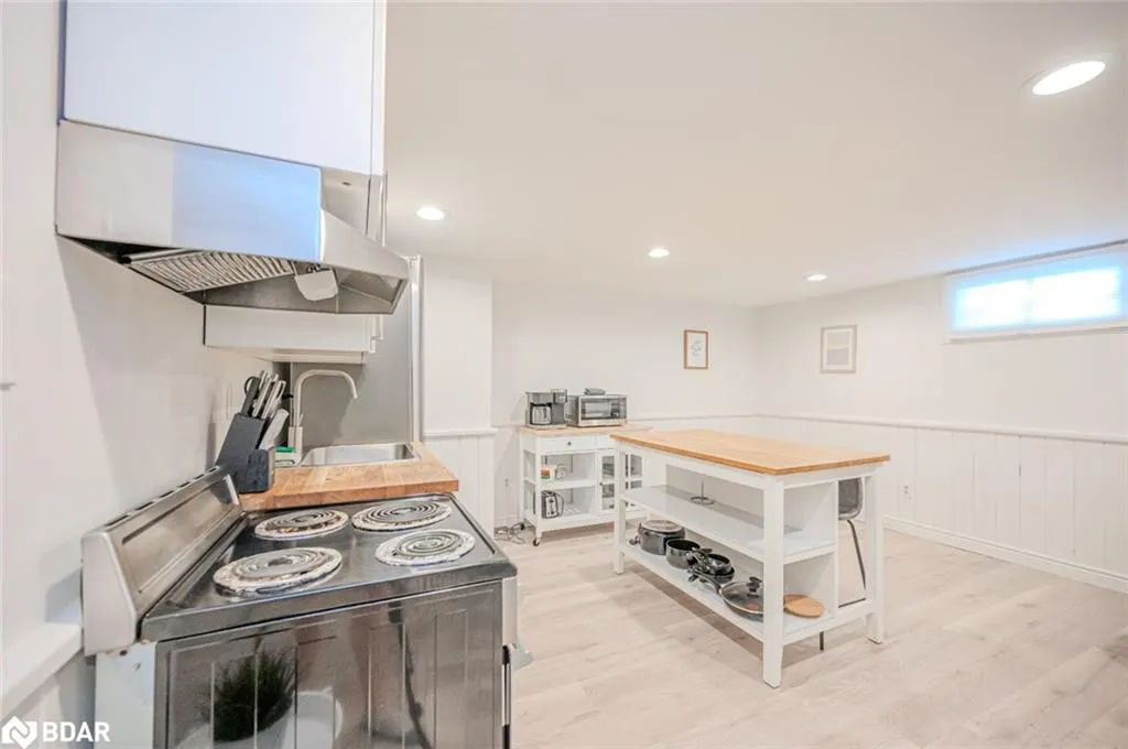 54 Sophia Street E, #Lower
