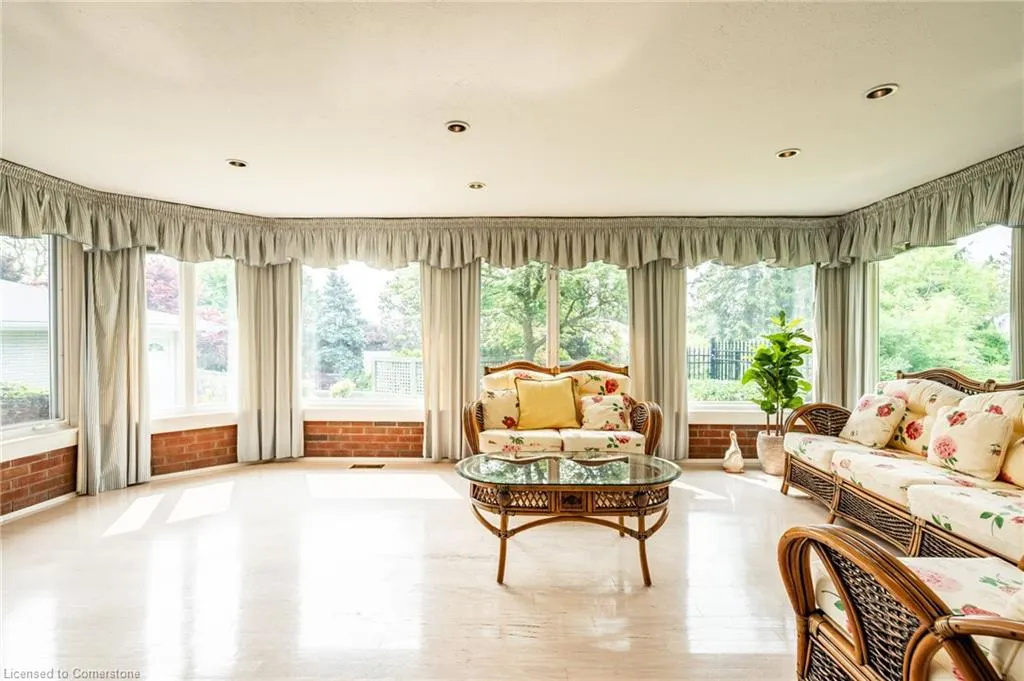 426 North Shore Boulevard W