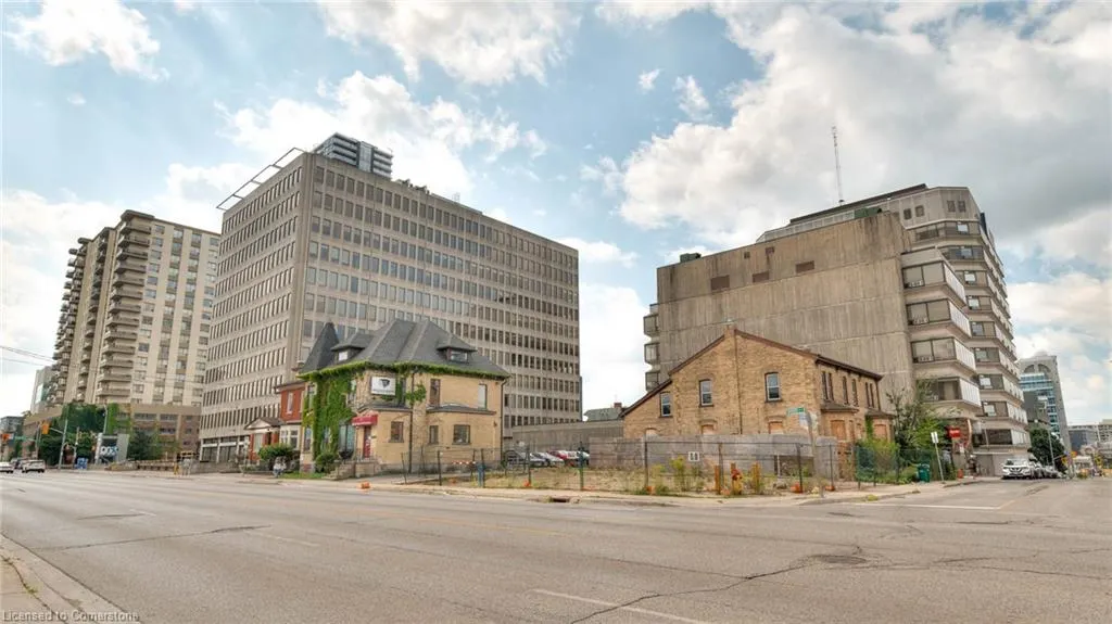 21 Weber Street W
