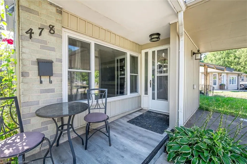 478 Pinetree Crescent