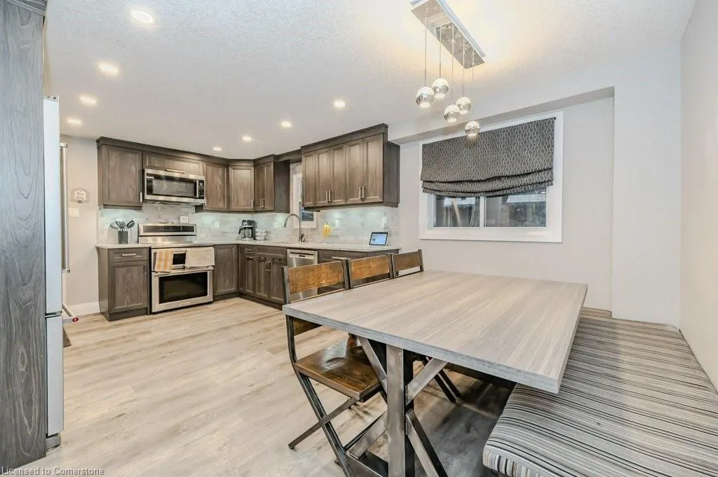 478 Pinetree Crescent