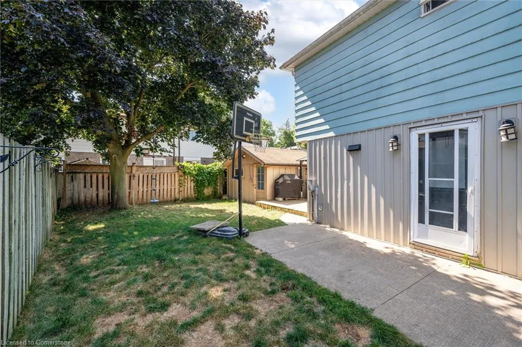 478 Pinetree Crescent