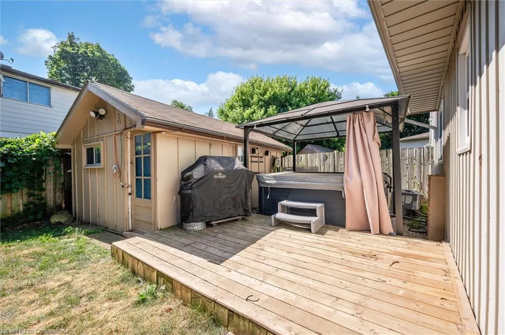 478 Pinetree Crescent