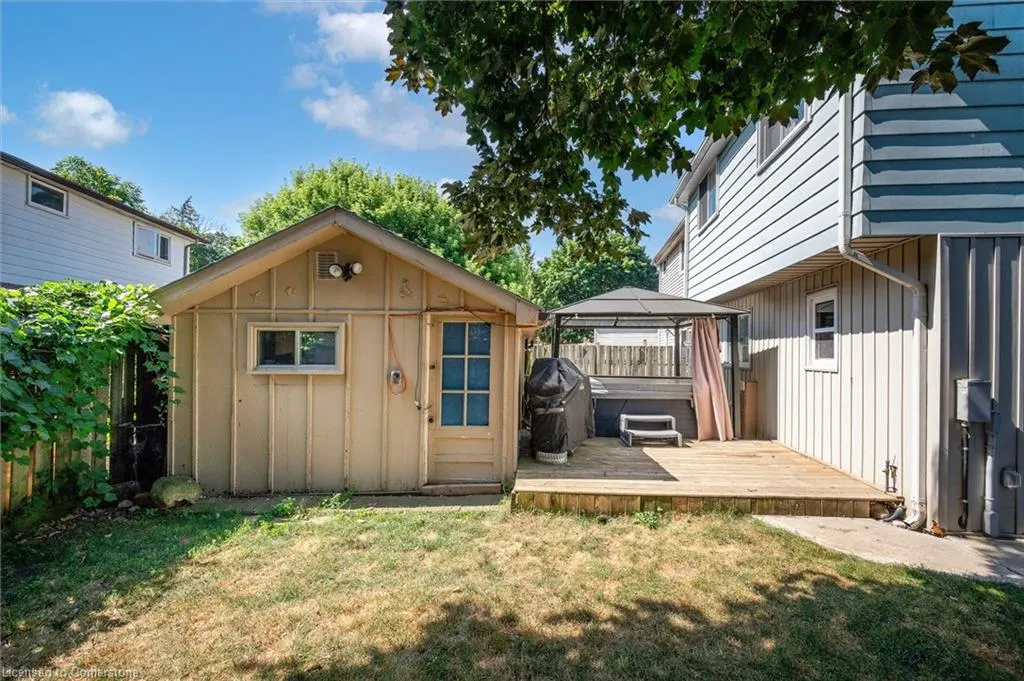 478 Pinetree Crescent