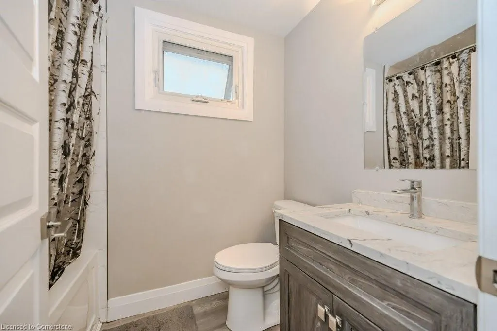 478 Pinetree Crescent