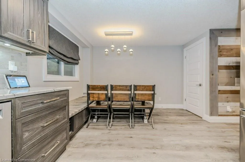 478 Pinetree Crescent