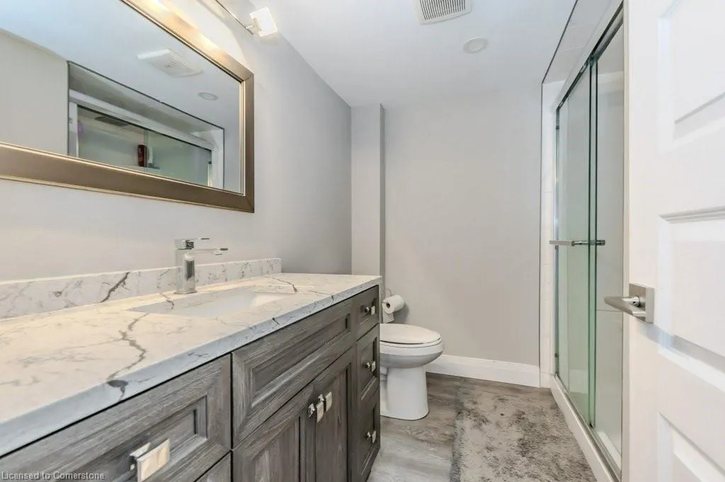 478 Pinetree Crescent