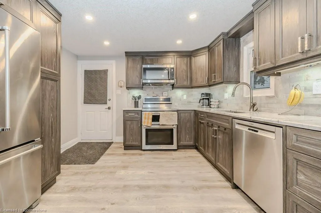 478 Pinetree Crescent