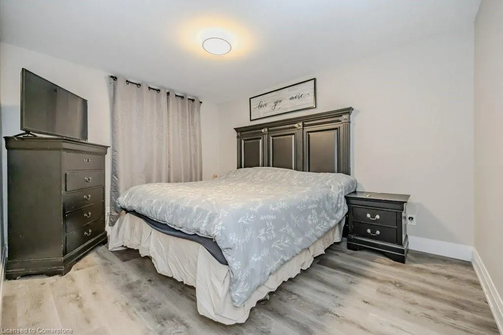 478 Pinetree Crescent
