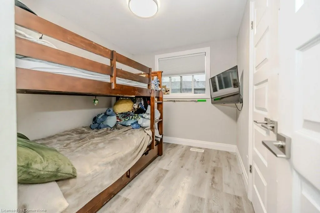 478 Pinetree Crescent