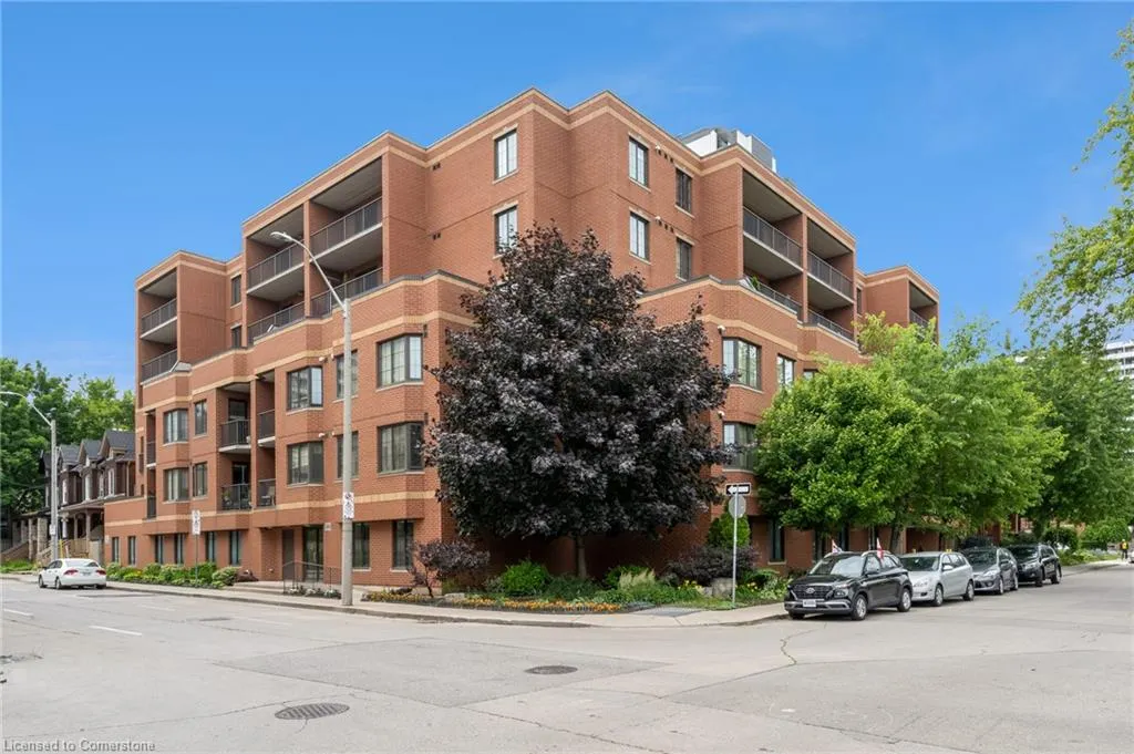 47 Caroline Street N, #209