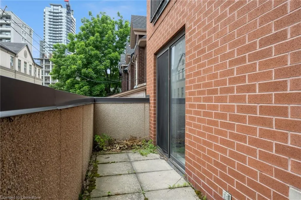 47 Caroline Street N, #209