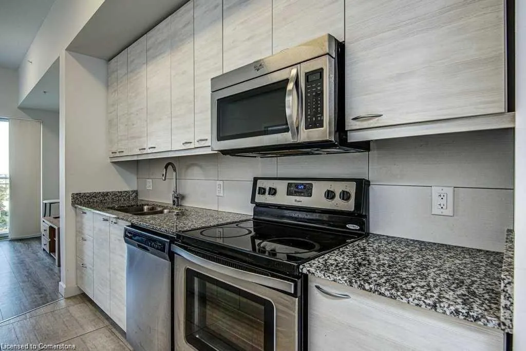 280 Lester Street, #819
