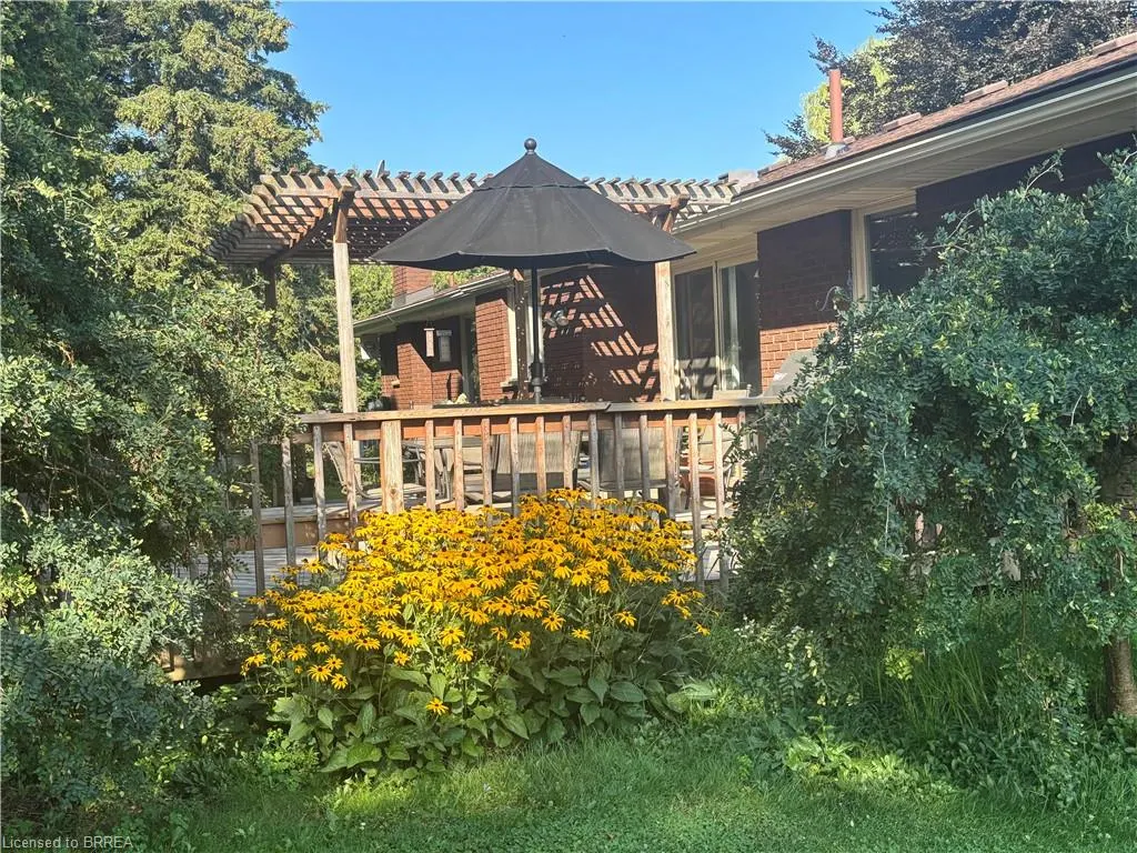 124 Governor's Road E