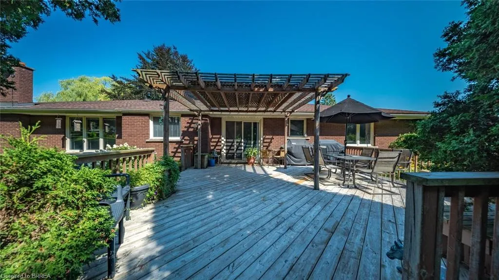 124 Governor's Road E