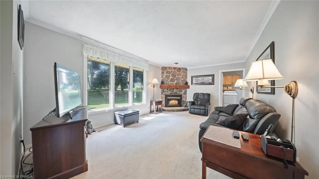 124 Governor's Road E