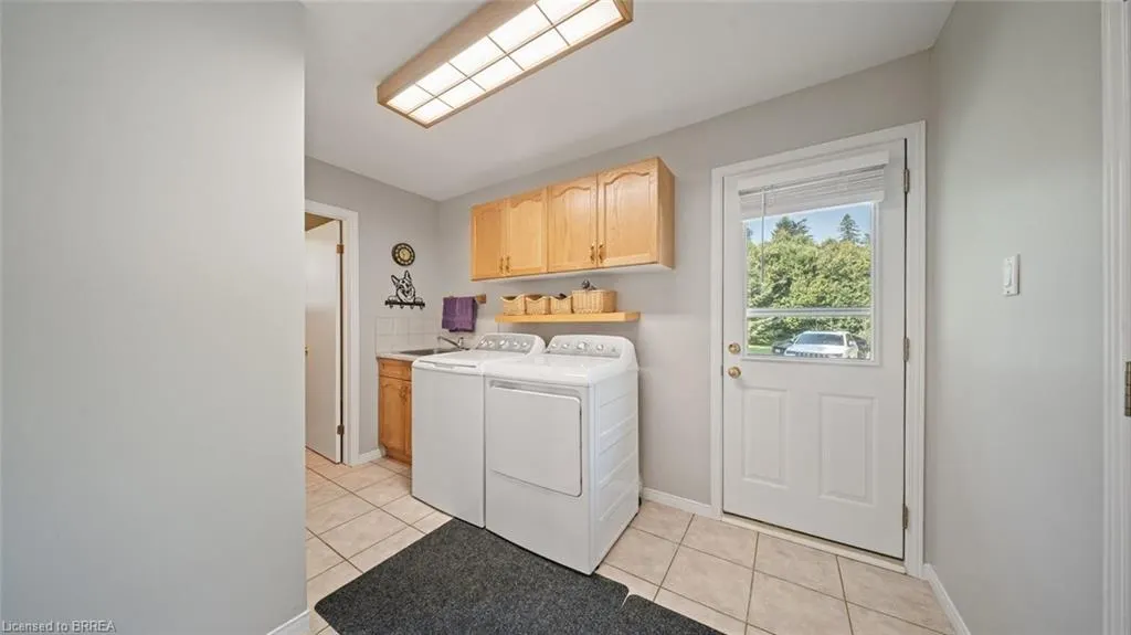 124 Governor's Road E