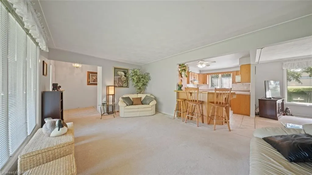 124 Governor's Road E