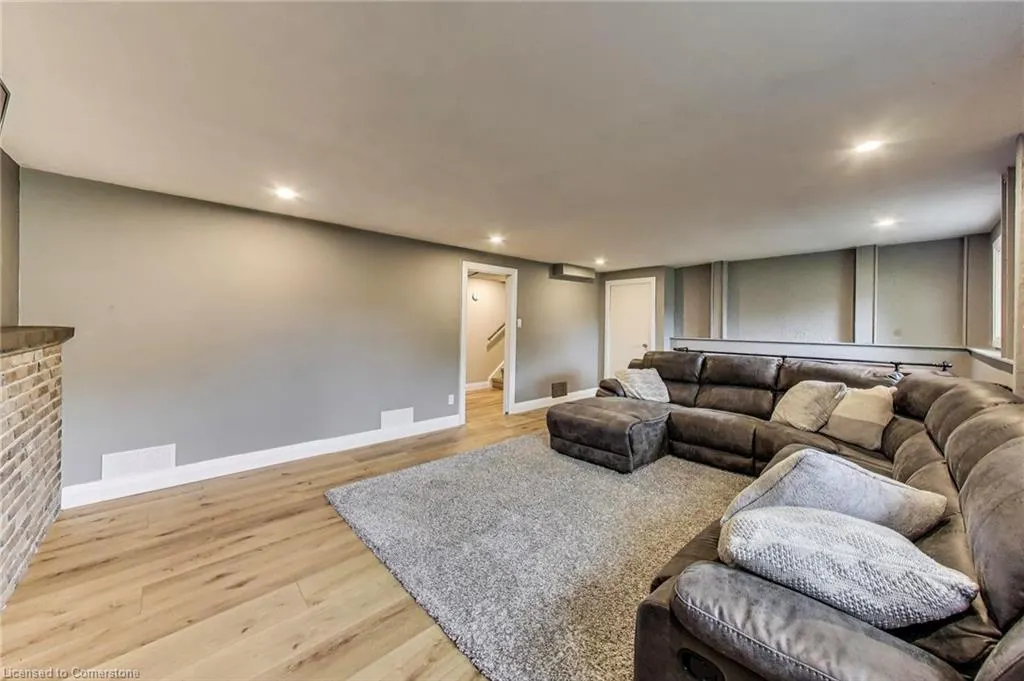 9 Brooks Circle