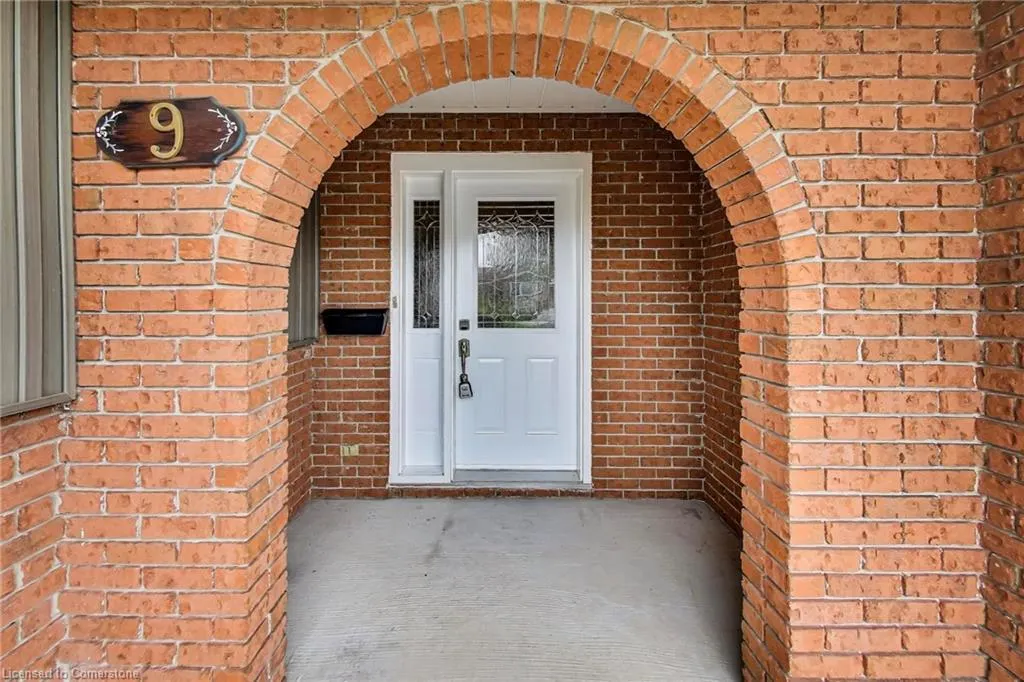 9 Brooks Circle