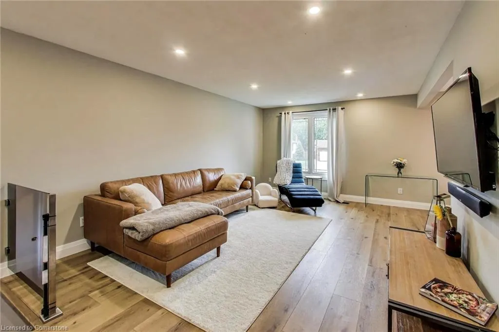 9 Brooks Circle
