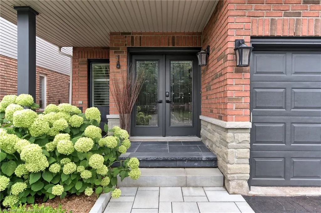 54 Hickory Crescent