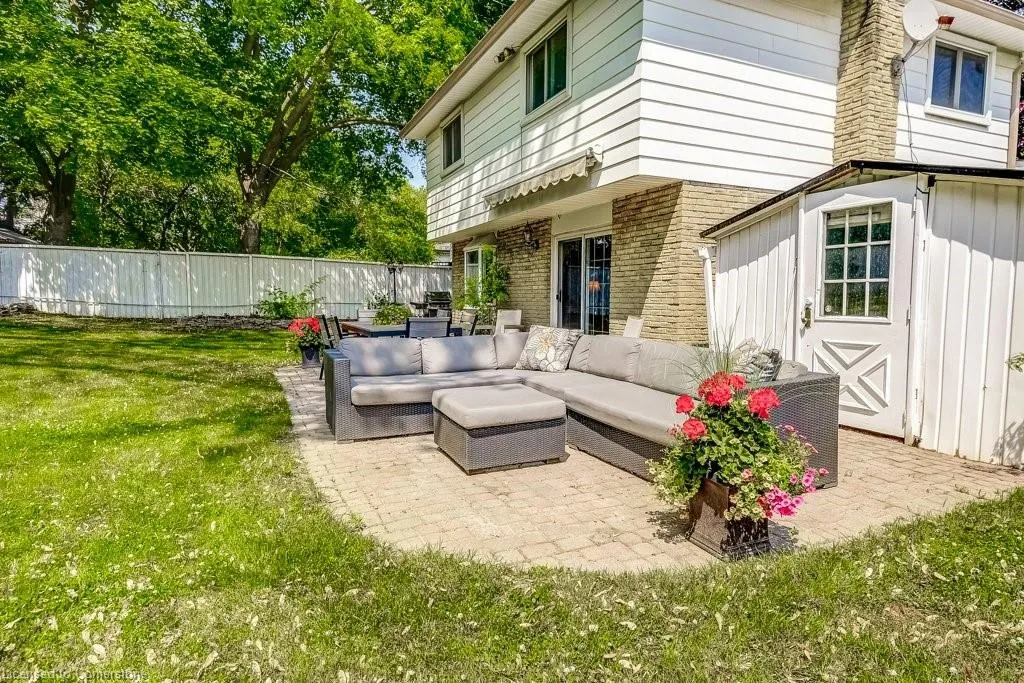 652 Auburn Crescent