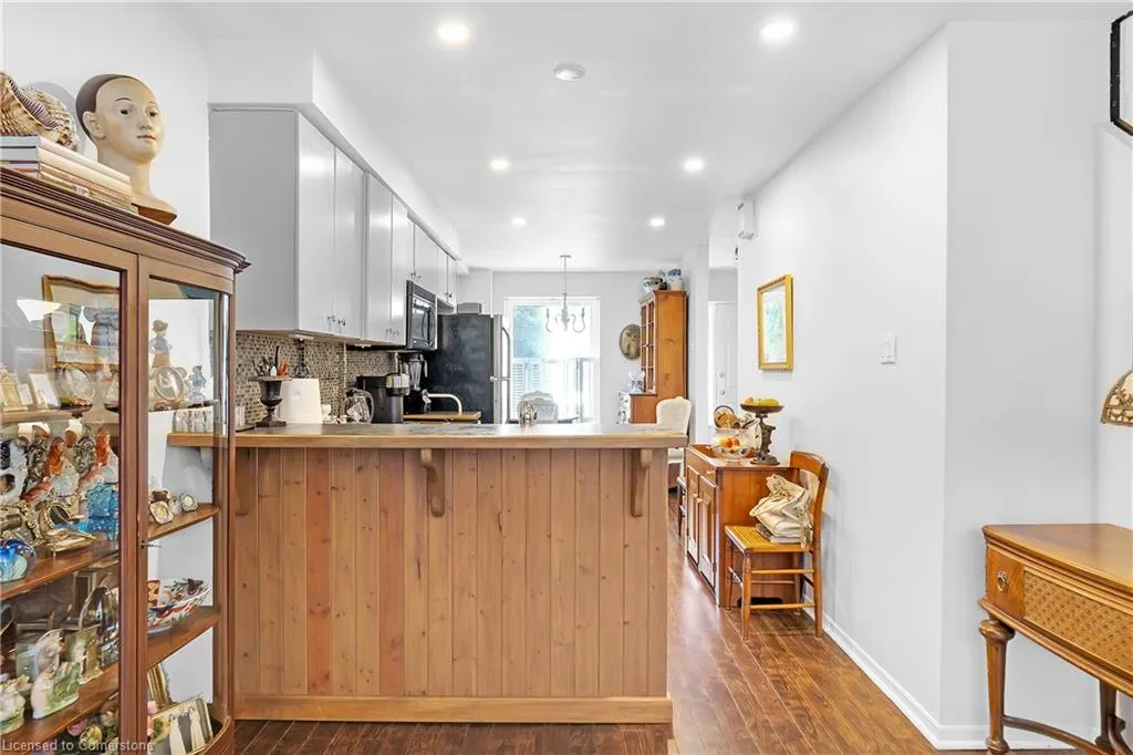 23 Macaulay Street W, #3