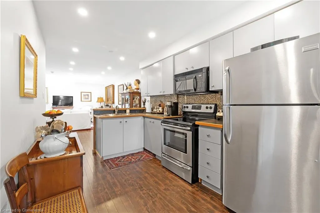 23 Macaulay Street W, #3