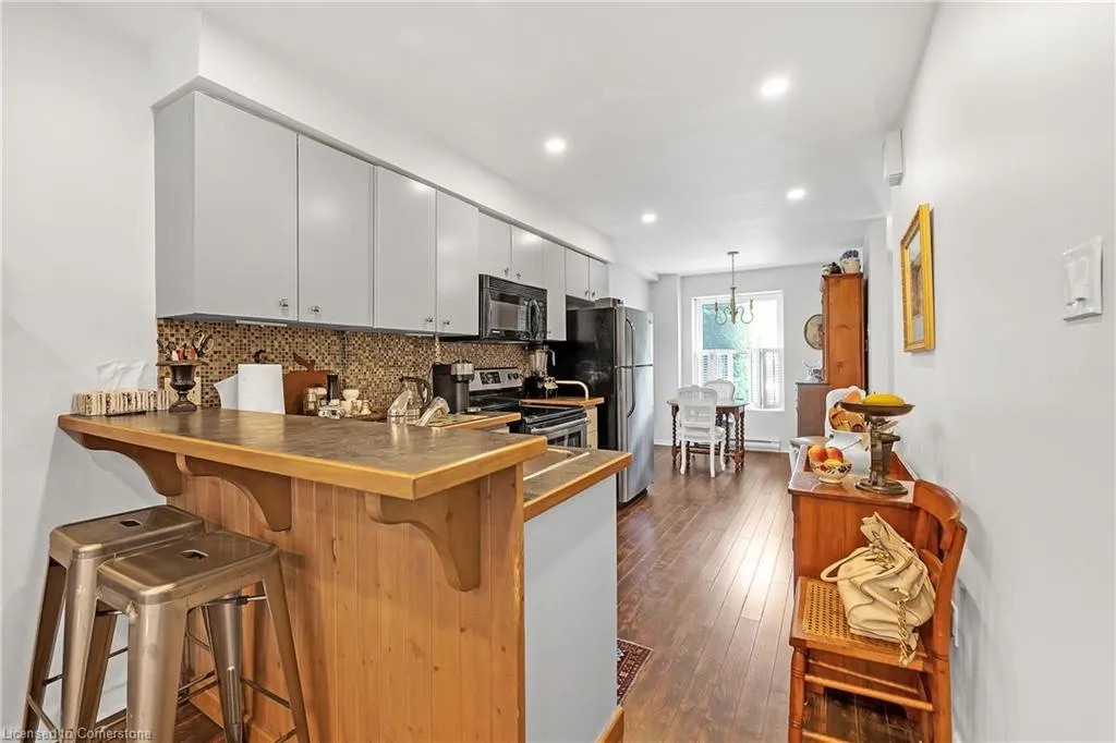23 Macaulay Street W, #3