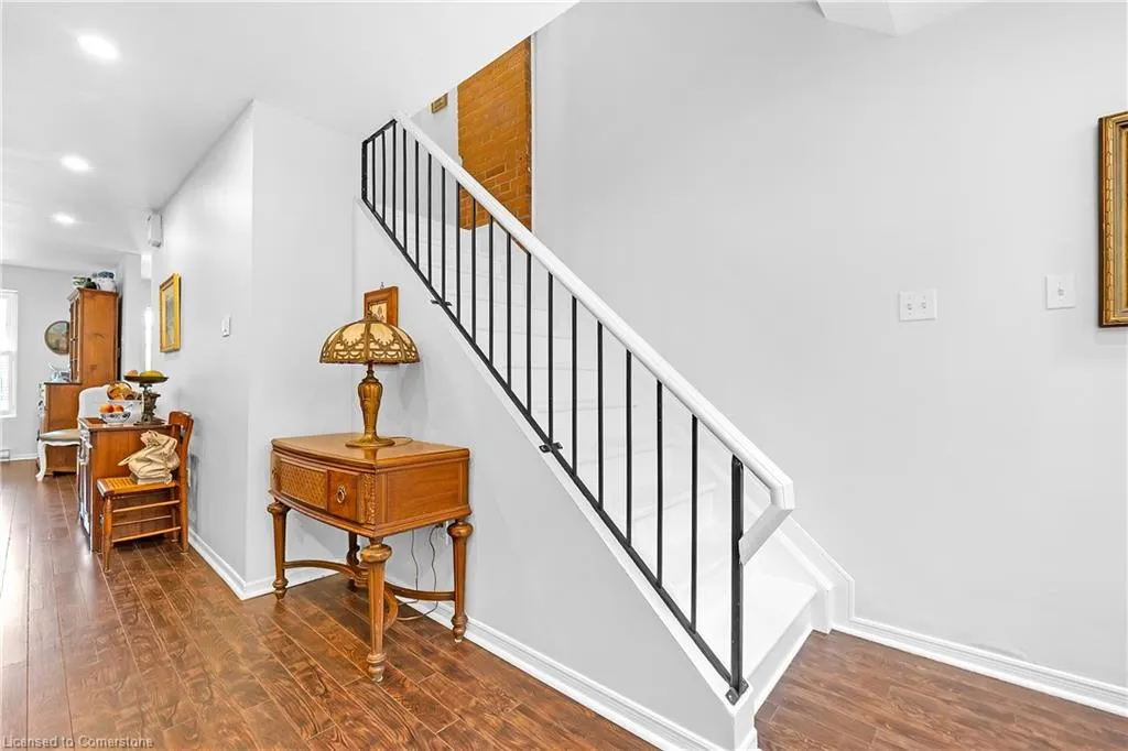 23 Macaulay Street W, #3