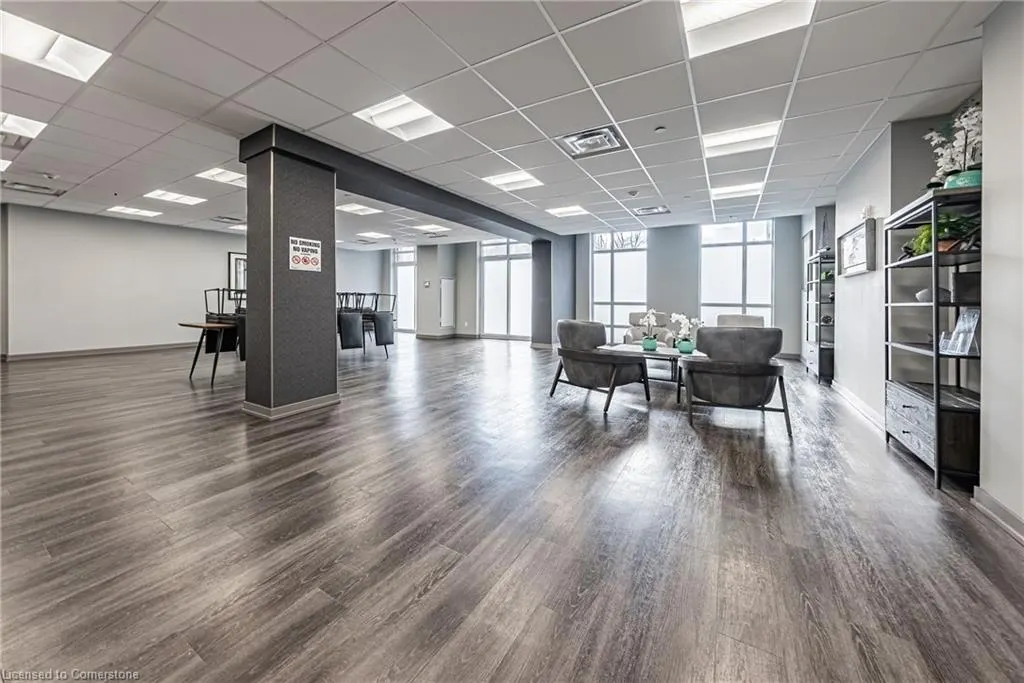 81 Robinson Street, #302