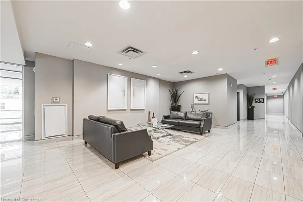 81 Robinson Street, #302