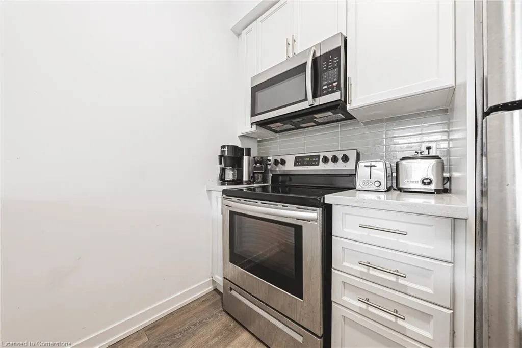 81 Robinson Street, #302