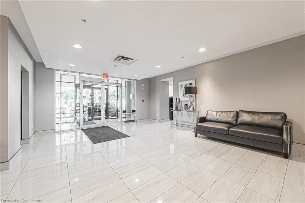 81 Robinson Street, #302