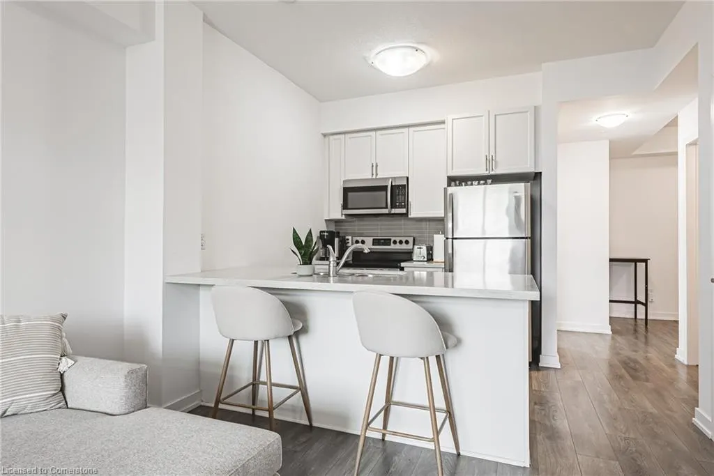 81 Robinson Street, #302